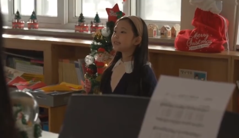 影片題為「想像一下如果這件事發生在你的國家身上」,講述在聖誕節當日,一名在首爾居住的母親帶著年幼女兒參加學校才藝表演