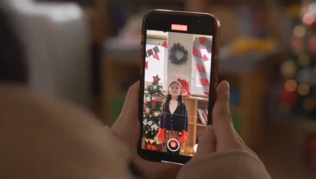 影片題為「想像一下如果這件事發生在你的國家身上」,講述在聖誕節當日,一名在首爾居住的母親帶著年幼女兒參加學校才藝表演