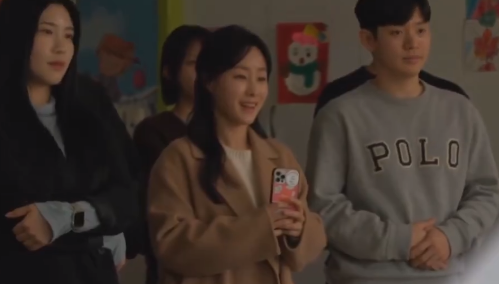 影片題為「想像一下如果這件事發生在你的國家身上」,講述在聖誕節當日,一名在首爾居住的母親帶著年幼女兒參加學校才藝表演
