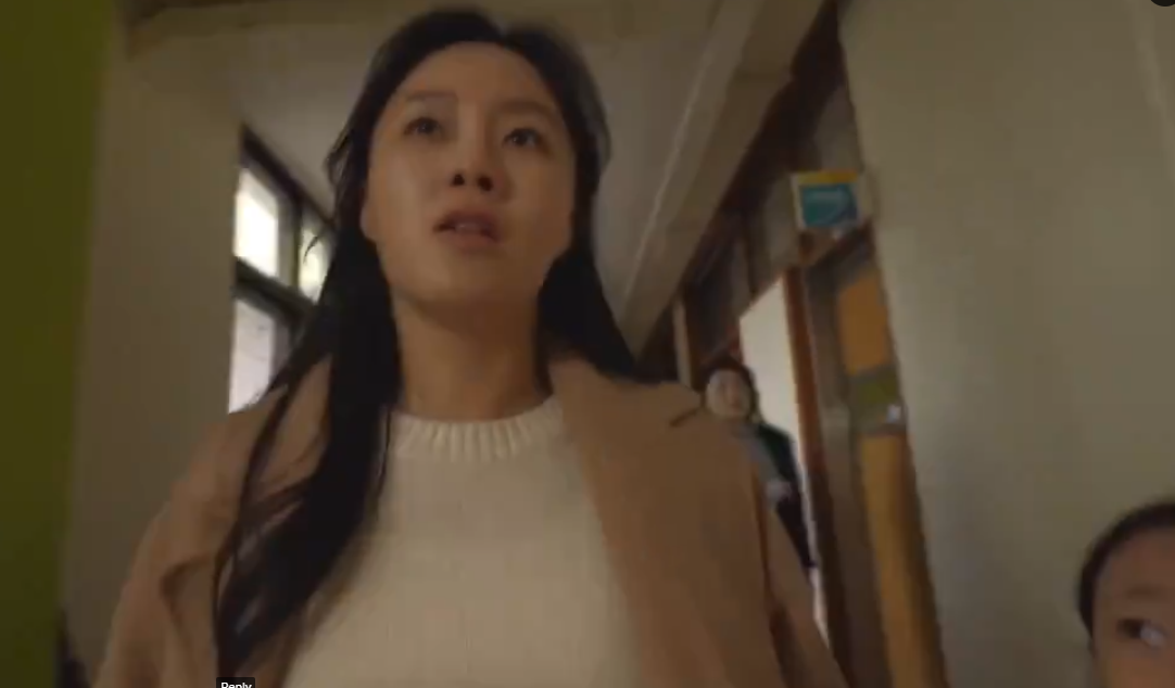 突然手機傳出空襲警報,母女隨即前往地下室避難,其後有炸彈落在學校