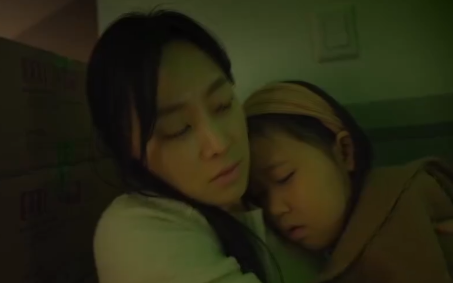 突然手機傳出空襲警報,母女隨即前往地下室避難,其後有炸彈落在學校