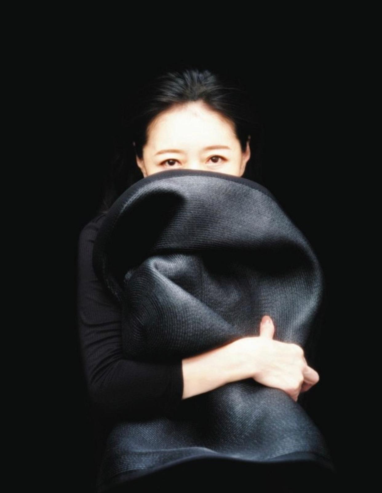 中森明菜穿上黑衫的她,只露出雙眼,遮掩半邊面,充滿神秘感。