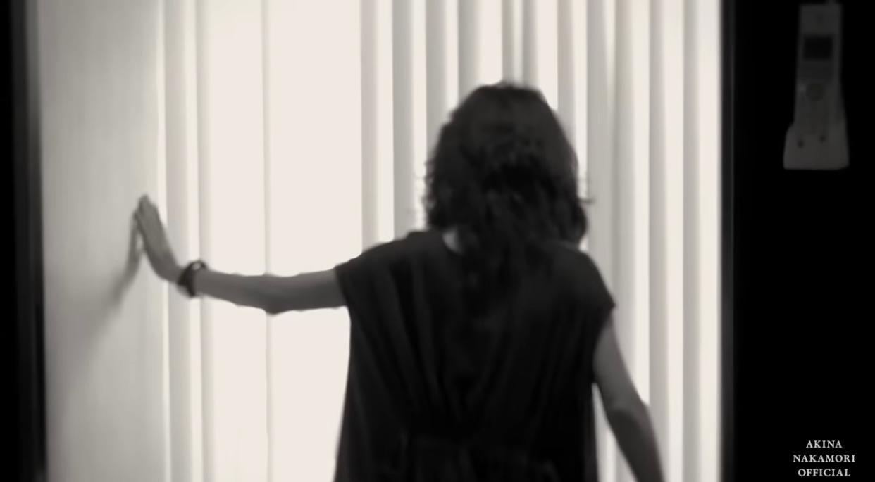 中森明菜要用手撐着牆邊,令歌迷擔心她的身體仍相當虛弱。