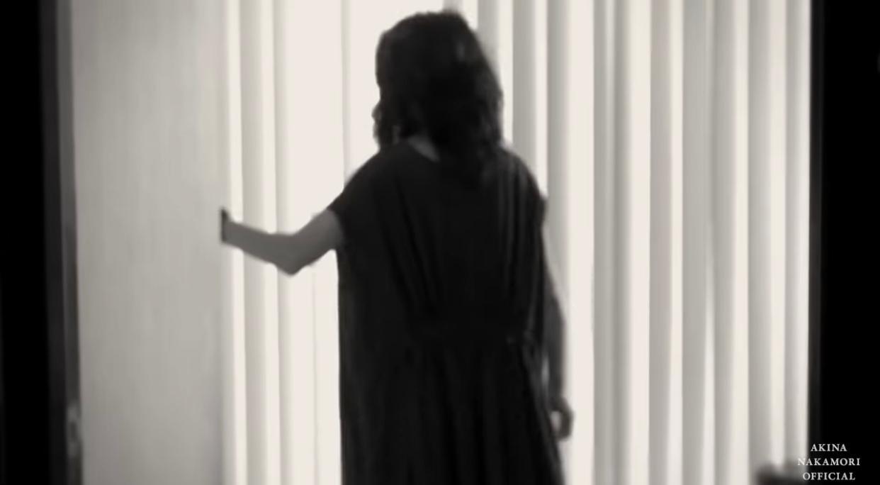 中森明菜要用手撐着牆邊,令歌迷擔心她的身體仍相當虛弱。