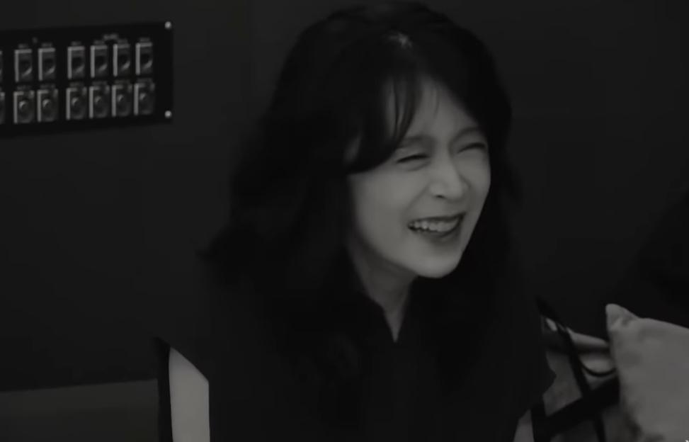 中森明菜於黑白片展現笑顏。