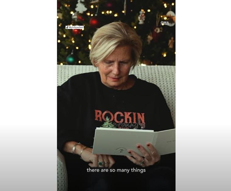 母親打開聖誕卡,細聽亡夫的AI聲音。(互聯網)