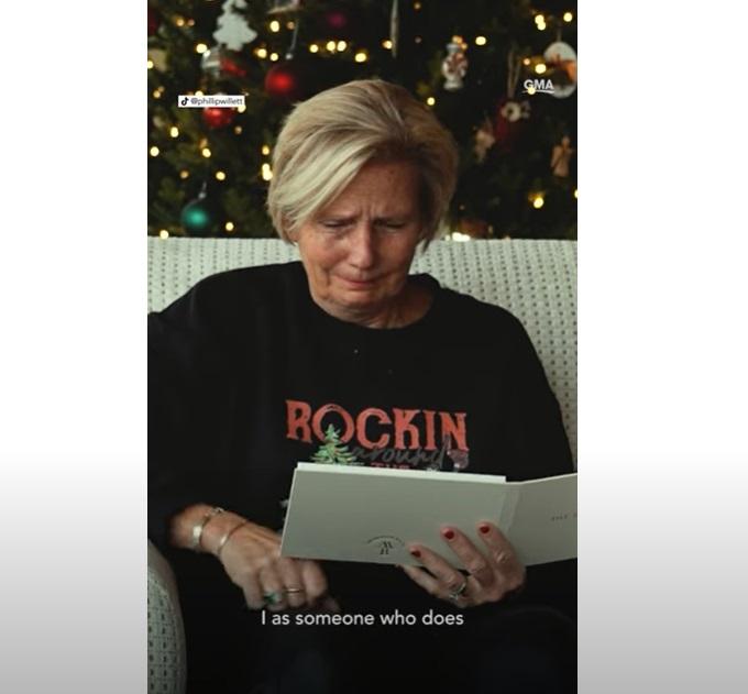 母親感動哭泣。(互聯網)