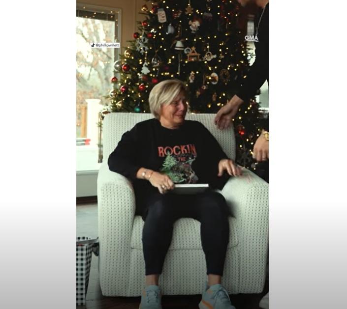 母親爆喊,兒子上前安慰。(互聯網)