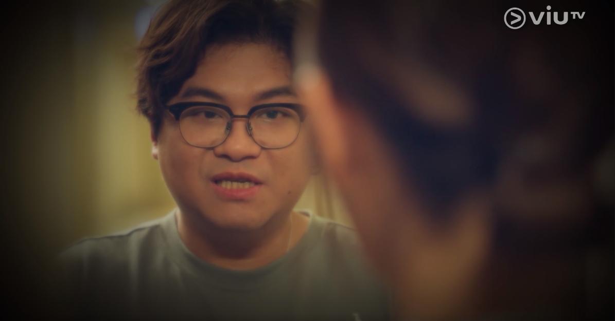 社內相親|糖兄潘雲峰演活沈殷怡變態鄰居,既教後者健身又偷拍。(社內相親截圖)