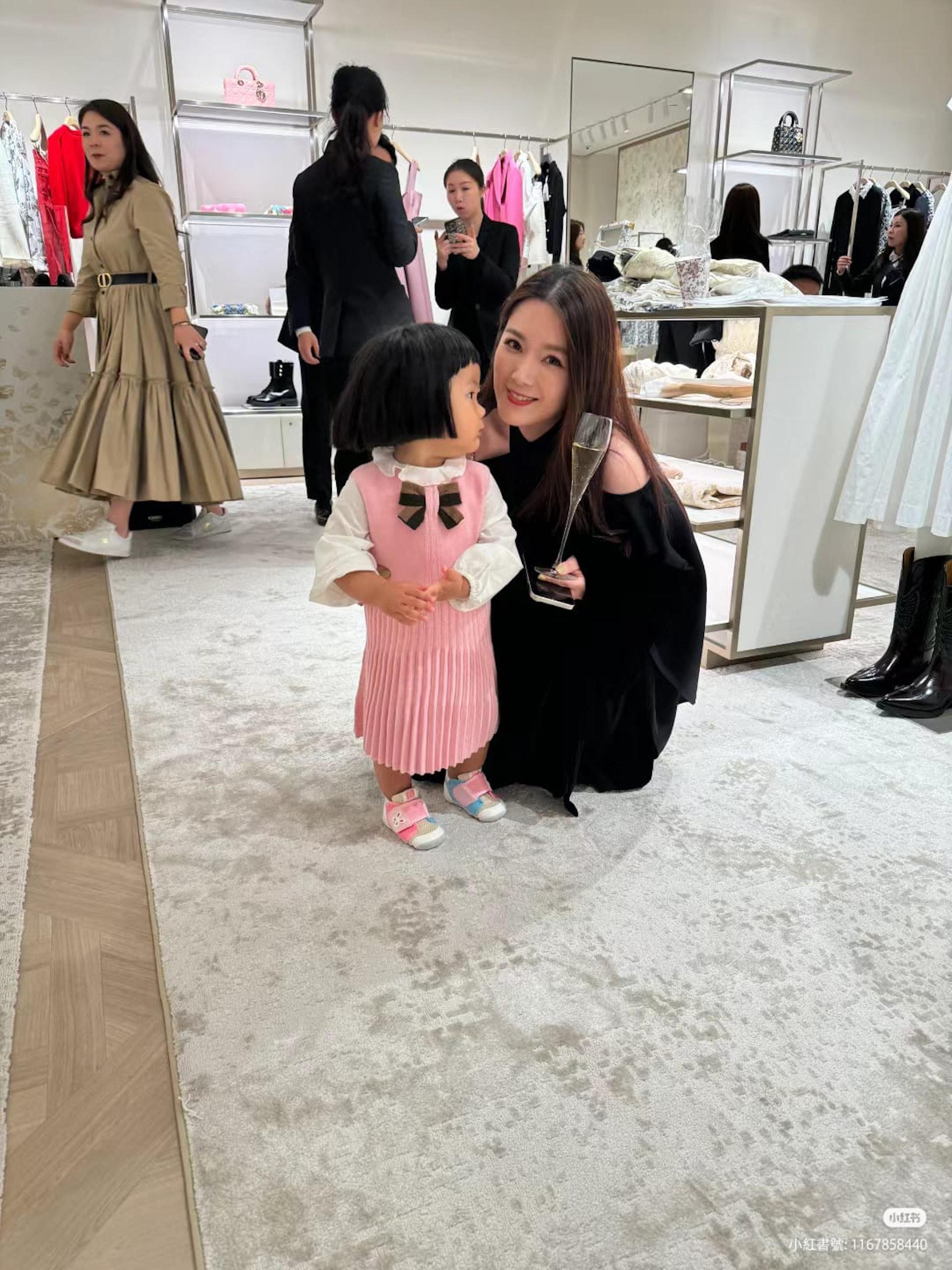 苟芸慧被野生捕獲,大方與小朋友合照。(小紅書)