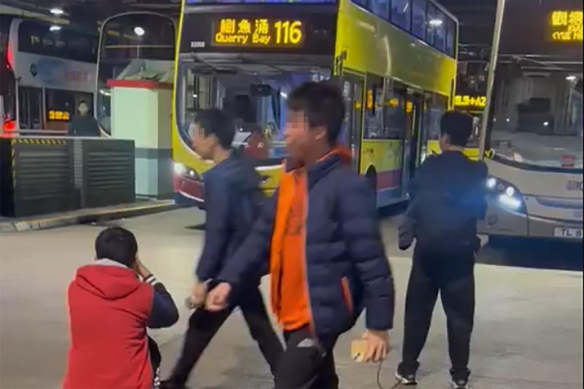 平安夜當晚一批巴士迷在慈雲山(中)總站拍攝城巴116線。(FB群組「是日快快-巴士即日相」)