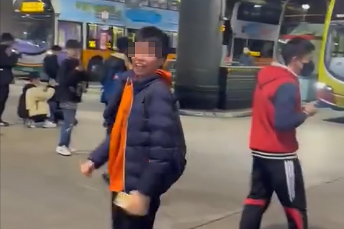 平安夜當晚一批巴士迷在慈雲山(中)總站拍攝城巴116線。(FB群組「是日快快-巴士即日相」)