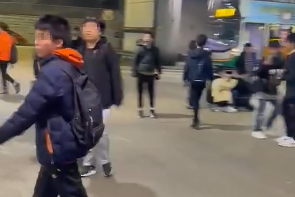 平安夜當晚有巴士迷疑不滿遭九巴站長提醒返回行人路,雙方發生口角。(FB群組「是日快快-巴士即日相」)