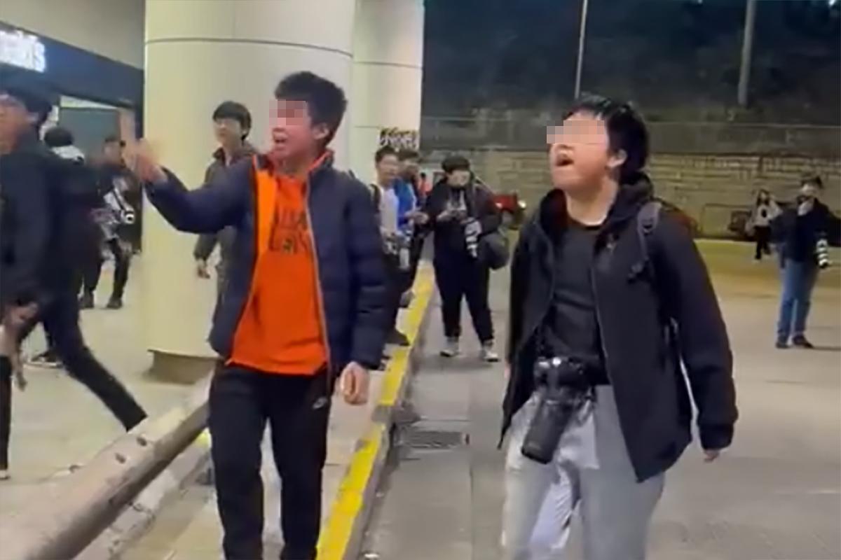 平安夜當晚有巴士迷疑不滿遭九巴站長提醒返回行人路,在場起哄。(FB群組「是日快快-巴士即日相」)