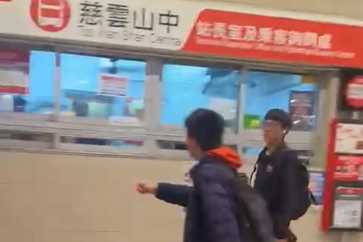 平安夜當晚有巴士迷疑不滿遭九巴站長提醒返回行人路,雙方發生口角。(FB群組「是日快快-巴士即日相」)