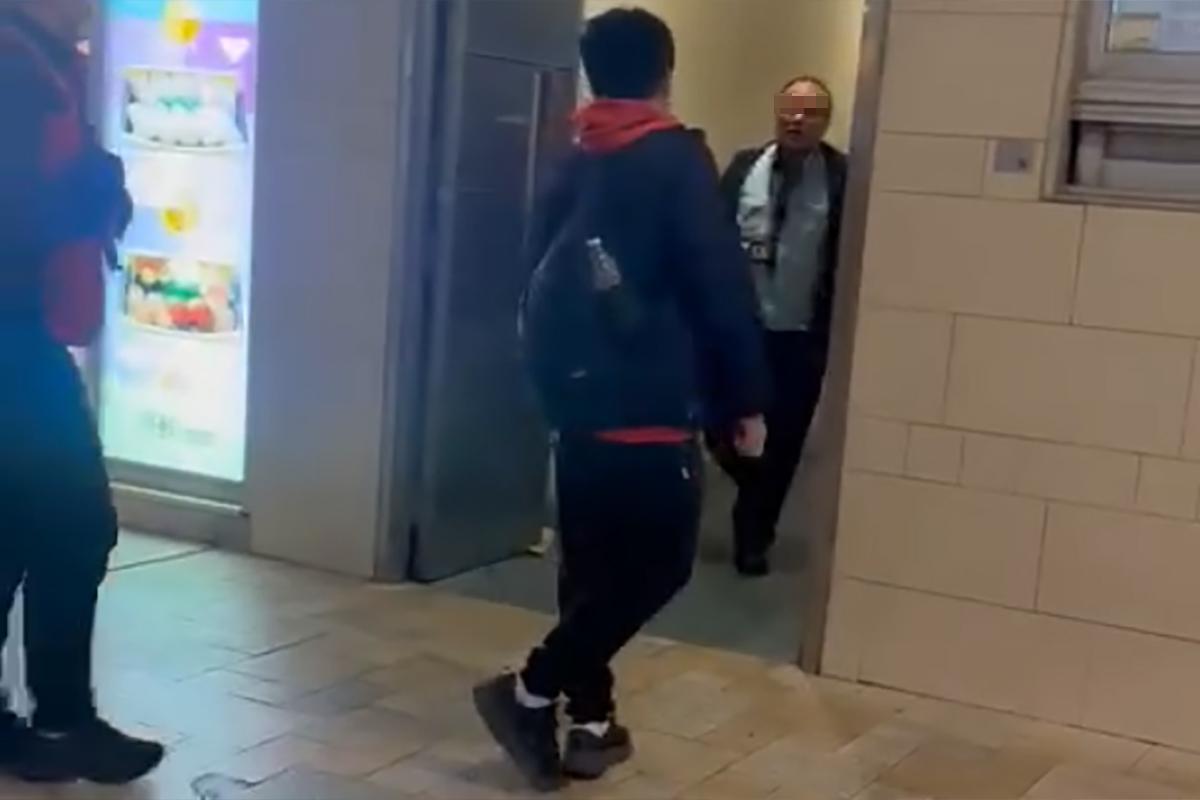 平安夜當晚有巴士迷疑不滿遭九巴站長提醒返回行人路,雙方發生口角。(FB群組「是日快快-巴士即日相」)