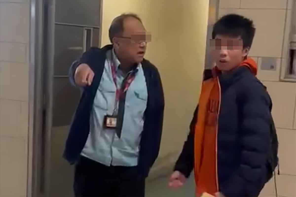 平安夜當晚有巴士迷疑不滿遭九巴站長提醒返回行人路,雙方發生口角。(FB群組「是日快快-巴士即日相」)