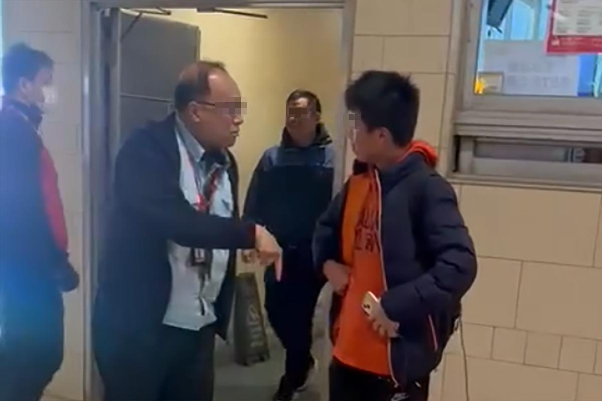 平安夜當晚有巴士迷疑不滿遭九巴站長提醒返回行人路,雙方發生口角。(FB群組「是日快快-巴士即日相」)