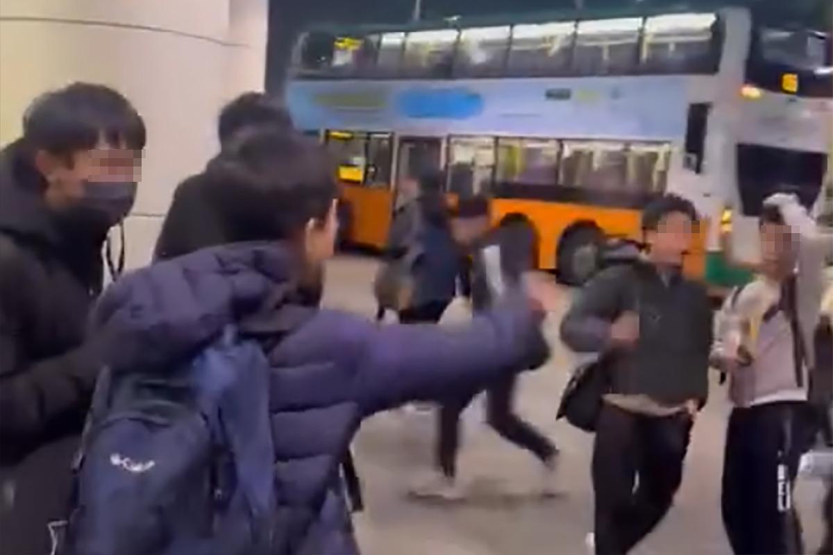 平安夜當晚有巴士迷疑不滿遭九巴站長提醒返回行人路,在場起哄。(FB群組「是日快快-巴士即日相」)