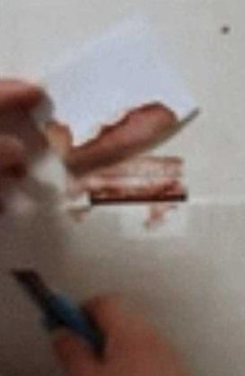 血跡沾到紙上。(互聯網)