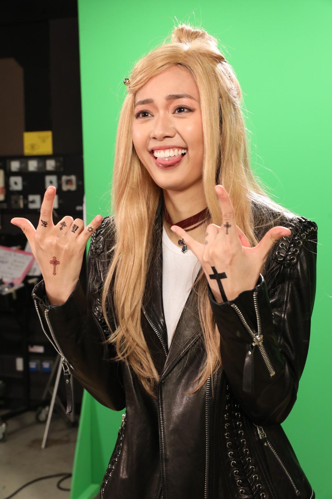 金髮Rock妹造型。