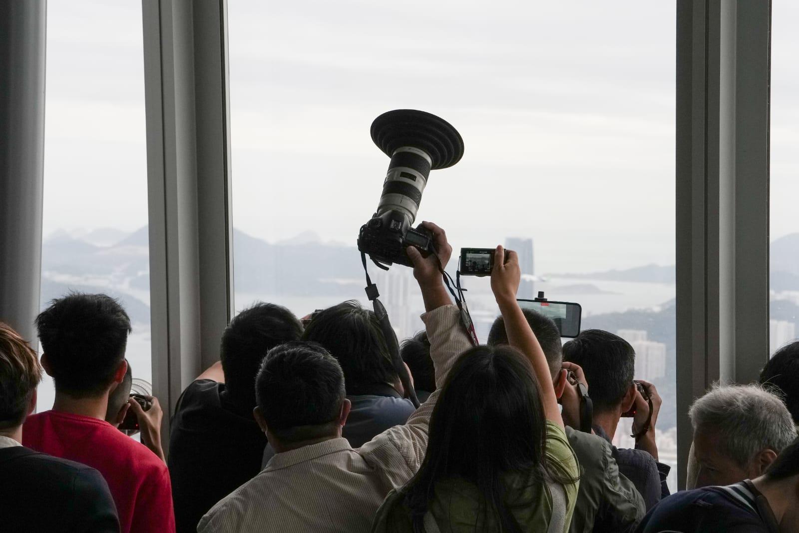 全港最高的天際100觀景台,不少攝影發燒友舉機拍攝C919的風采。(李睿哲攝)