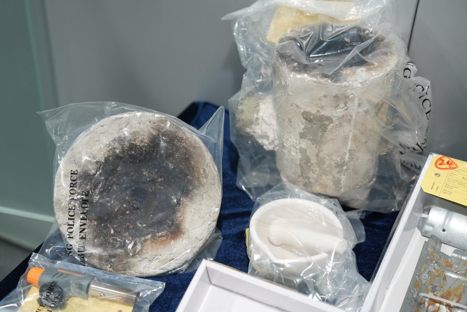 警方展示行動中檢獲疑製造炸藥的原材料及化學物品。