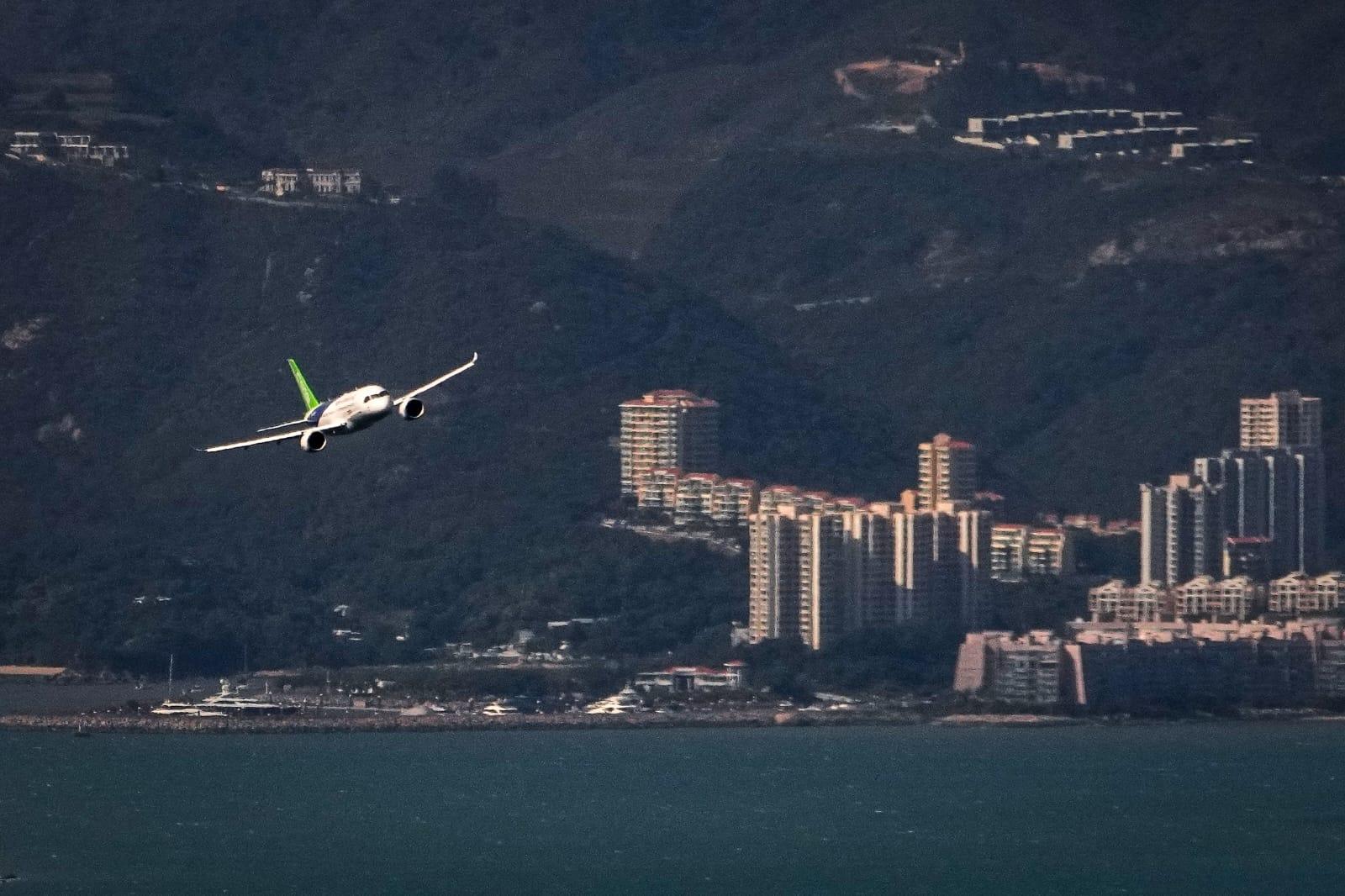 C919國產客機低飛進入維港。(李睿哲攝)
