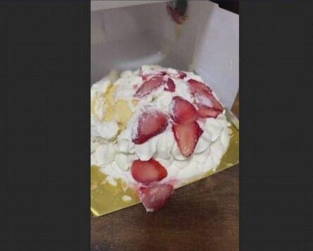 網民拍片展示問題蛋糕的模樣。(互聯網)