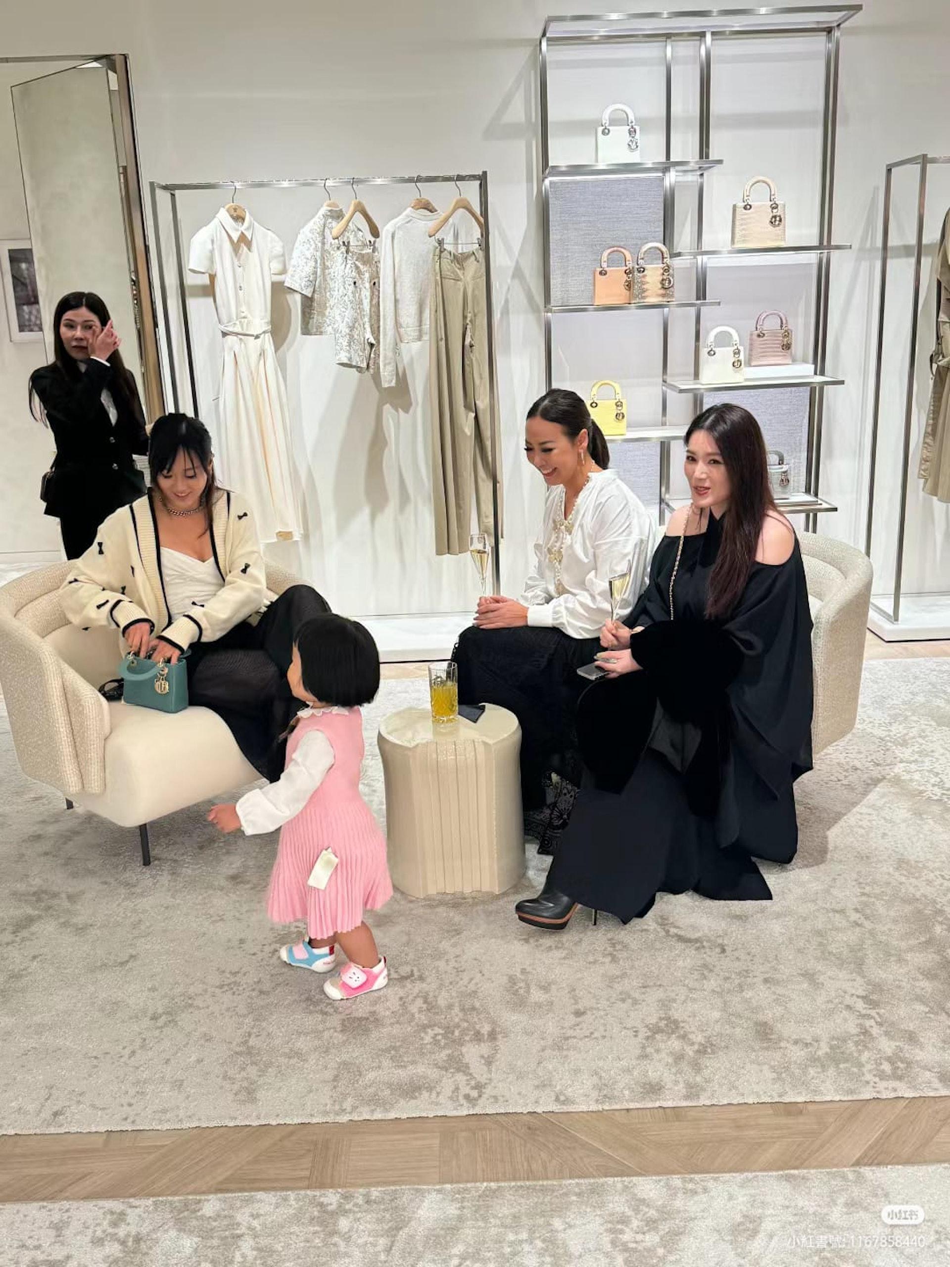 苟芸慧被野生捕獲,大方與小朋友合照。(小紅書)