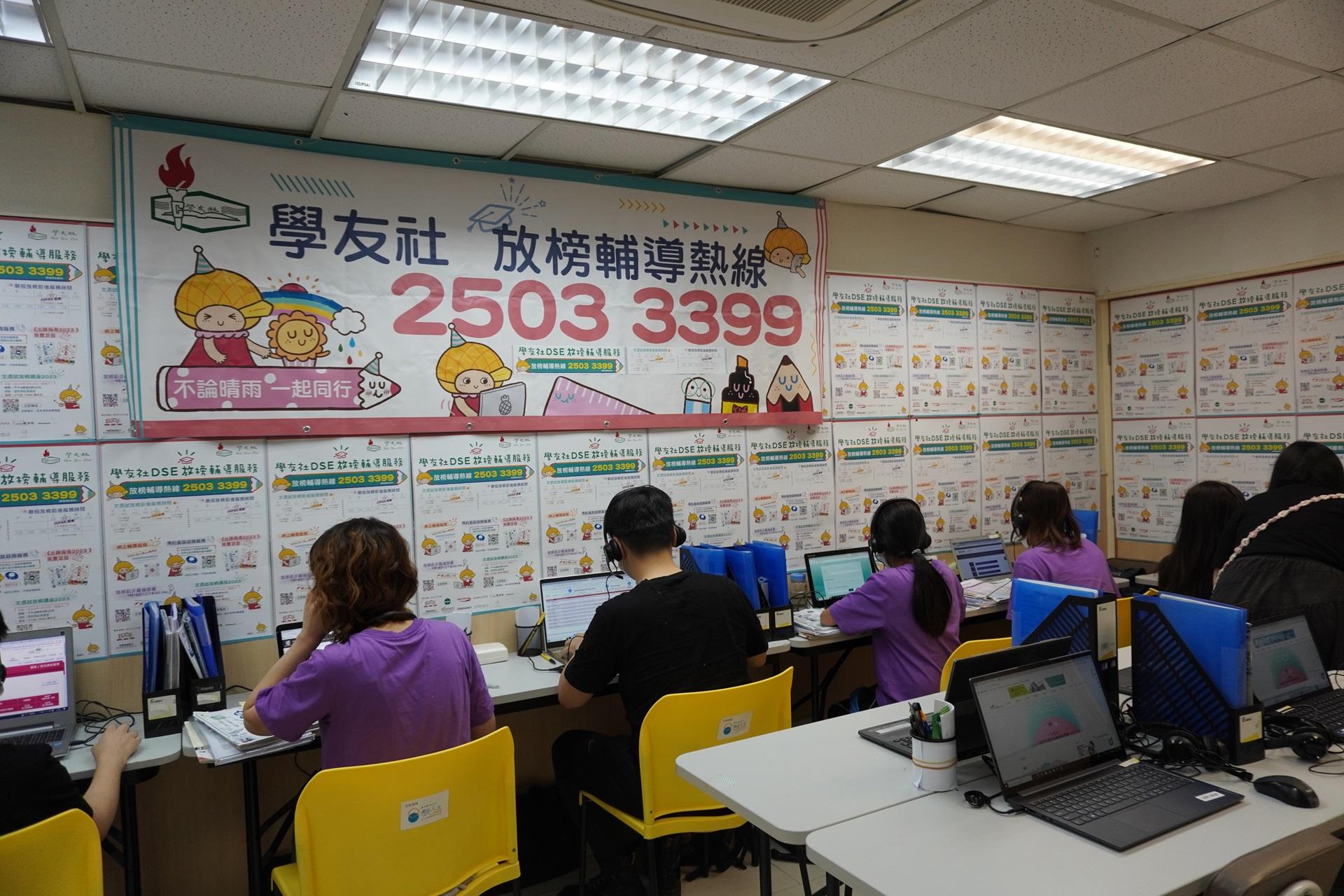 每年夏天一到學生放榜日子,便是學友社最忙碌的時候。