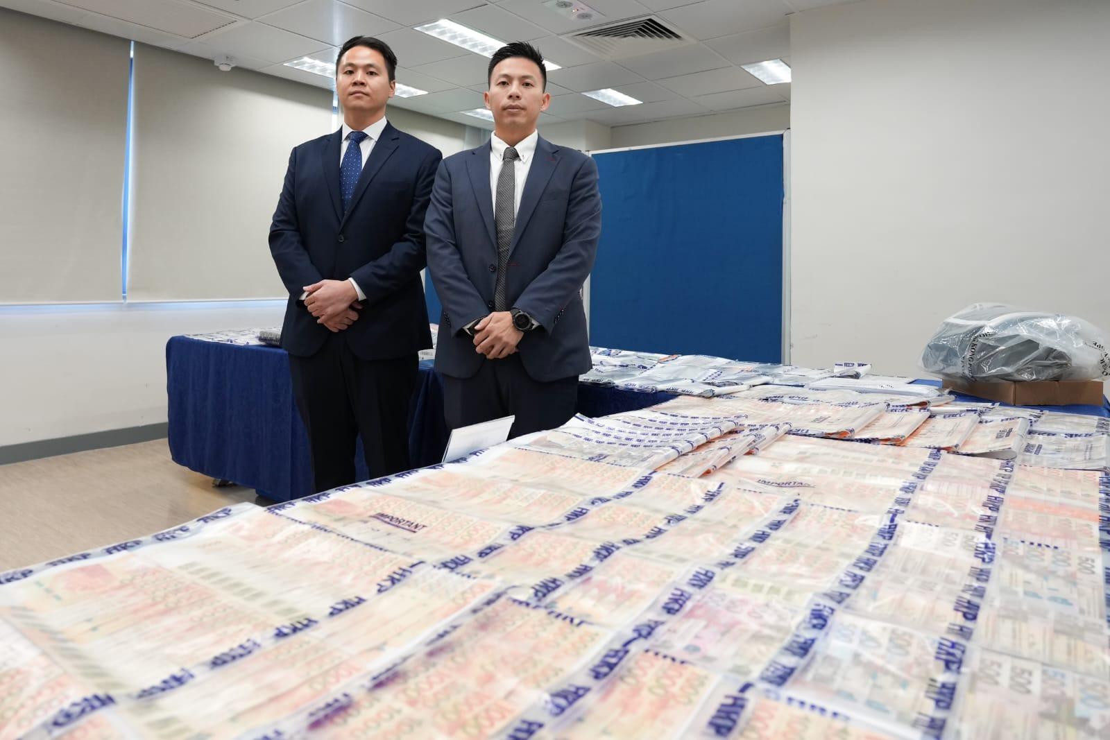警方搗破一個非法放債及收數集團,檢獲85萬元現金及總值約370萬元財物。(李睿哲攝)