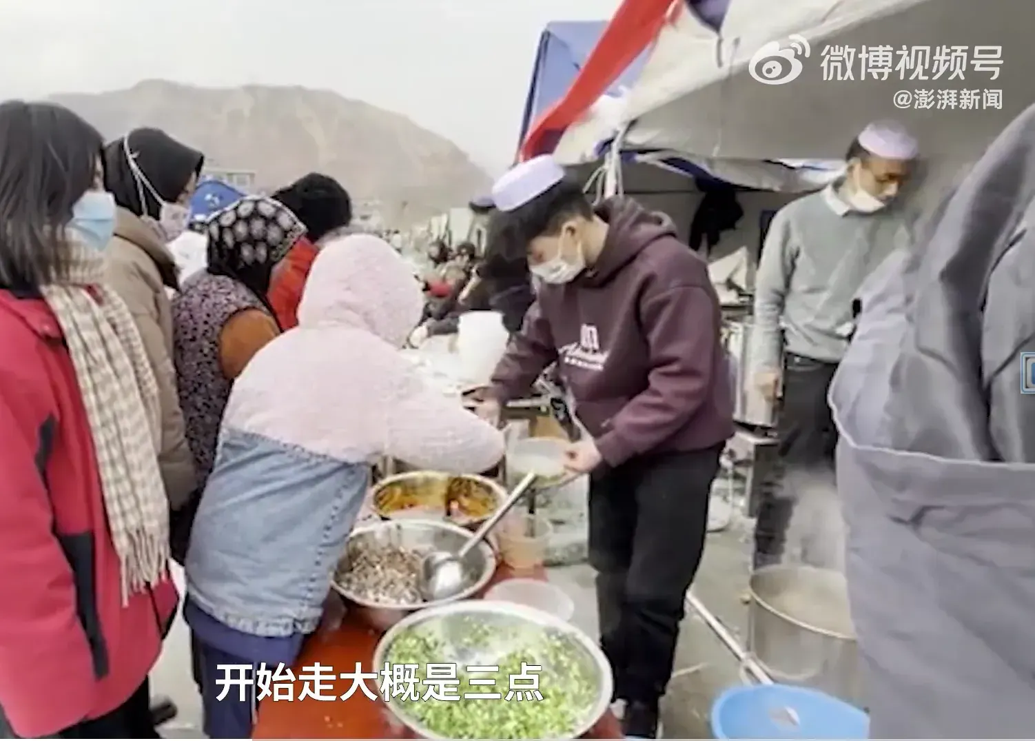 甘肅6.2級地震,馬姓男老闆和店裡20個廚師到災區免費煮麵予災民。(微博@澎湃新聞)