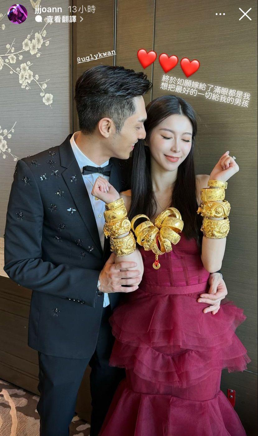 Joann雙手及頸掛滿共18隻龍鳳鈪,相當搶眼。