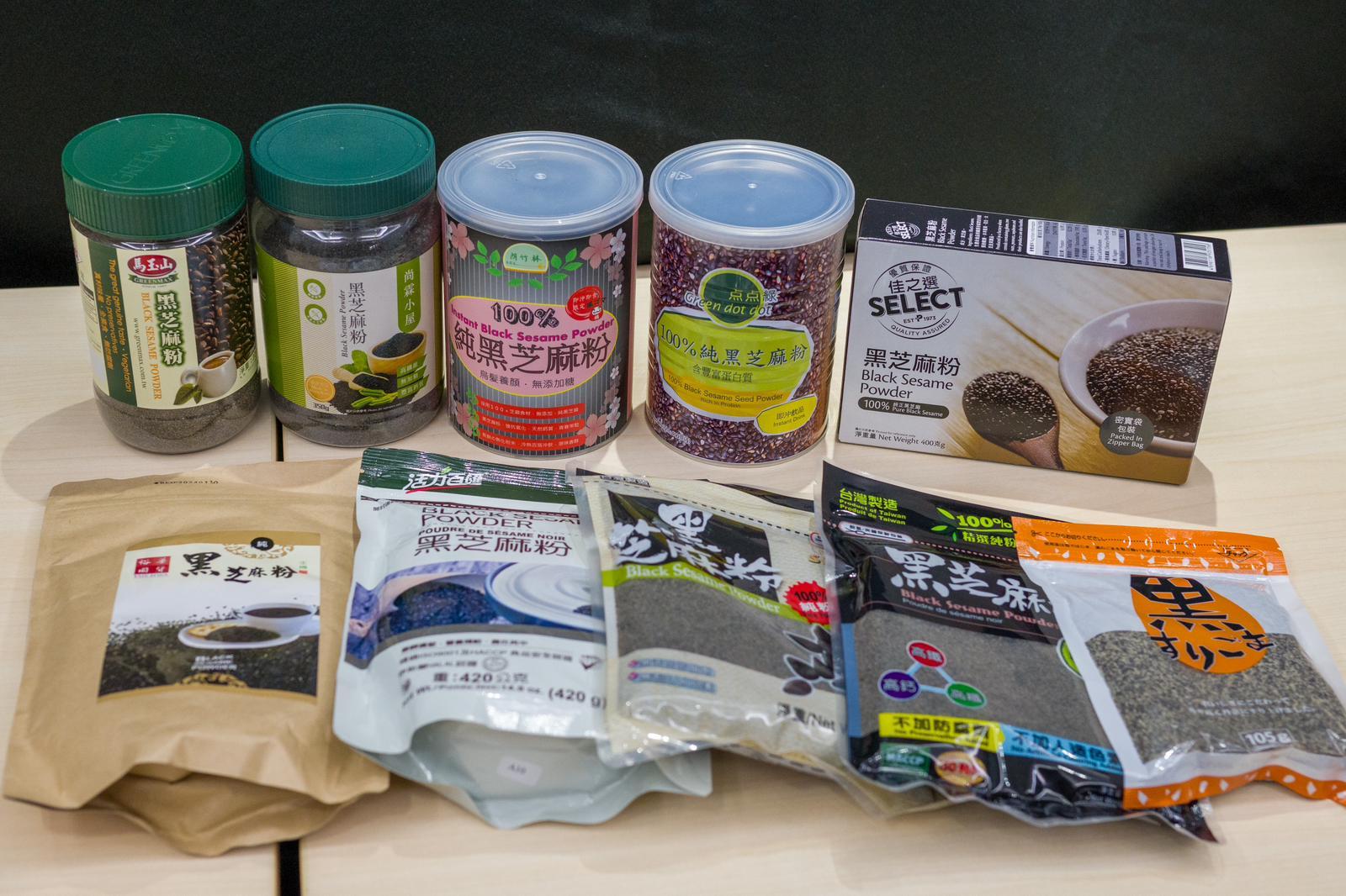 消委會測試35款市面上較常見的芝麻產品,包括20款芝麻油、10款芝麻粉和5款芝麻醬。(陳奕釗攝)