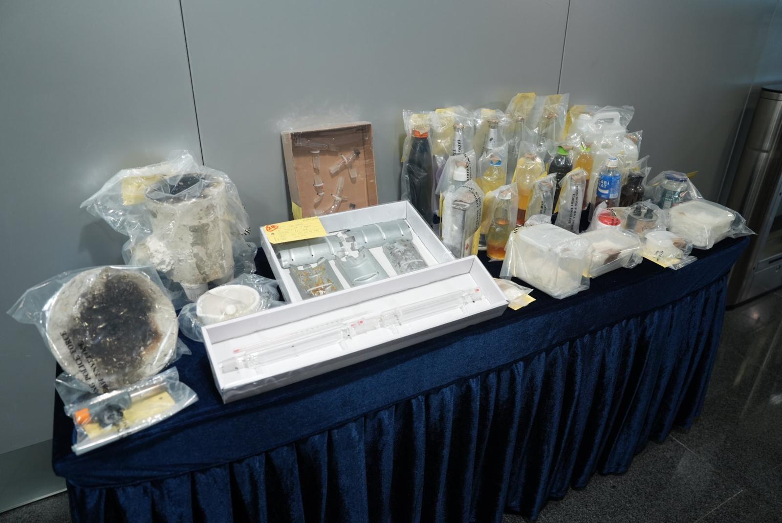 警方展示行動中檢獲疑製造炸藥的原材料及化學物品。
