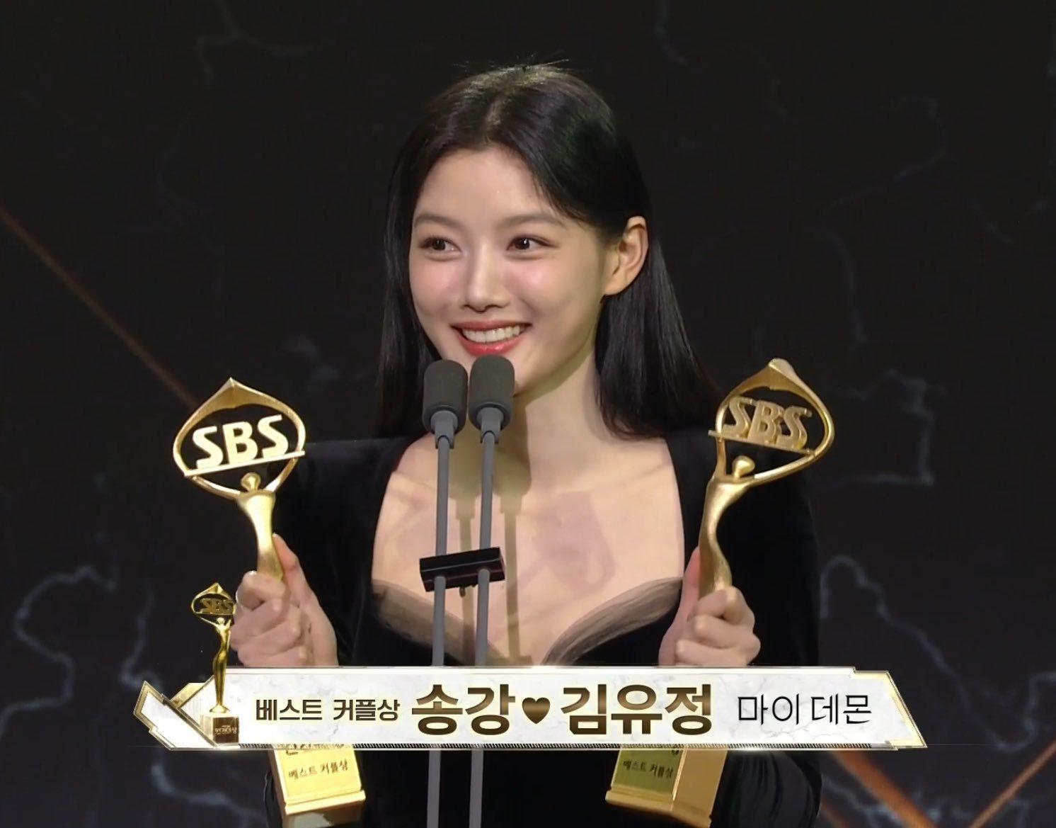 金裕貞上台接下兩個獎座。