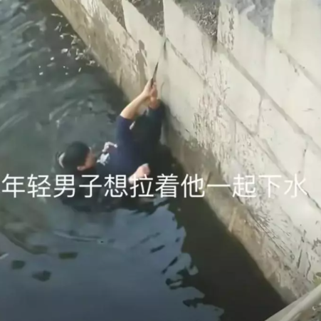 山東一名男子欲跳河輕生,途人見狀隨即跳下水救人,期間卻不斷被輕生的男子將其頭部故意按在水中,最終消防到場將兩人救起。有圍觀市民不值輕生男子所為,掌摑他兩巴。