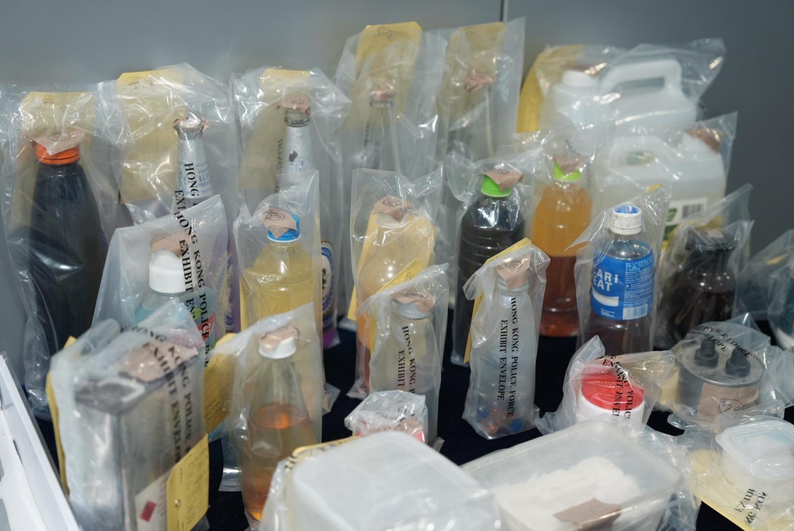 警方展示行動中檢獲疑製造炸藥的原材料及化學物品。