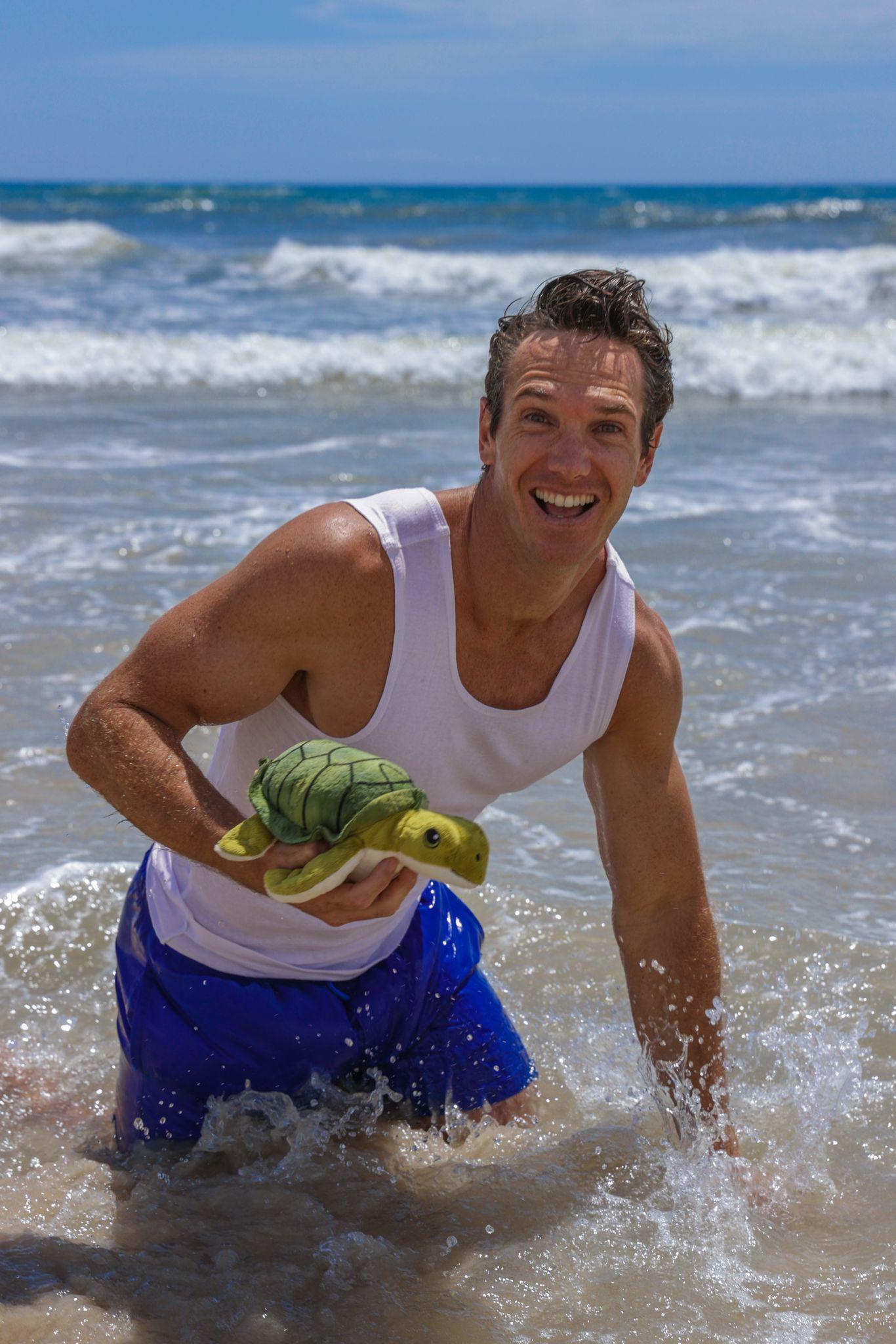 Ricky Smith愛心爆棚,近日從香港帶兩個瀕危動物公仔返澳門響應保育。