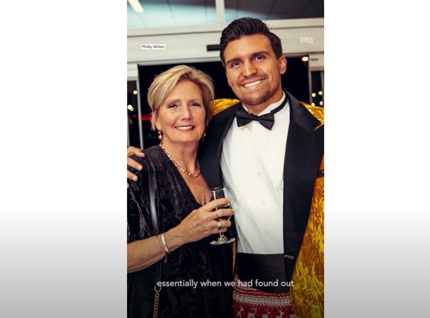 威利特與母親。(互聯網)