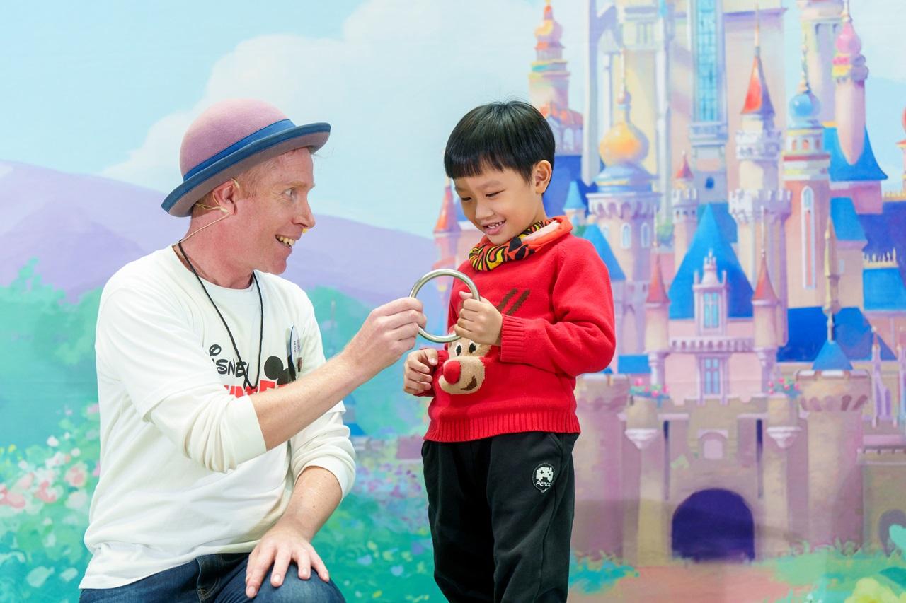 迪士尼義工隊亦為多間非牟利機構及學校舉辦奇妙歡騰的聖誕派對,其中包括在香港兒童醫院為超過100 名病童舉辦《魔雪奇緣》主題的聖誕派對