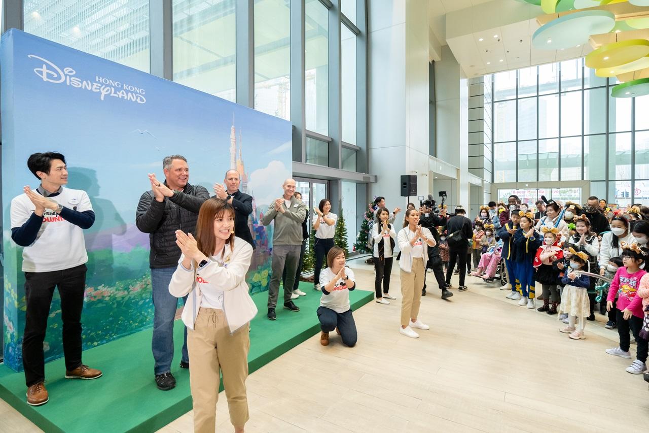 迪士尼義工隊亦為多間非牟利機構及學校舉辦奇妙歡騰的聖誕派對,其中包括在香港兒童醫院為超過100 名病童舉辦《魔雪奇緣》主題的聖誕派對