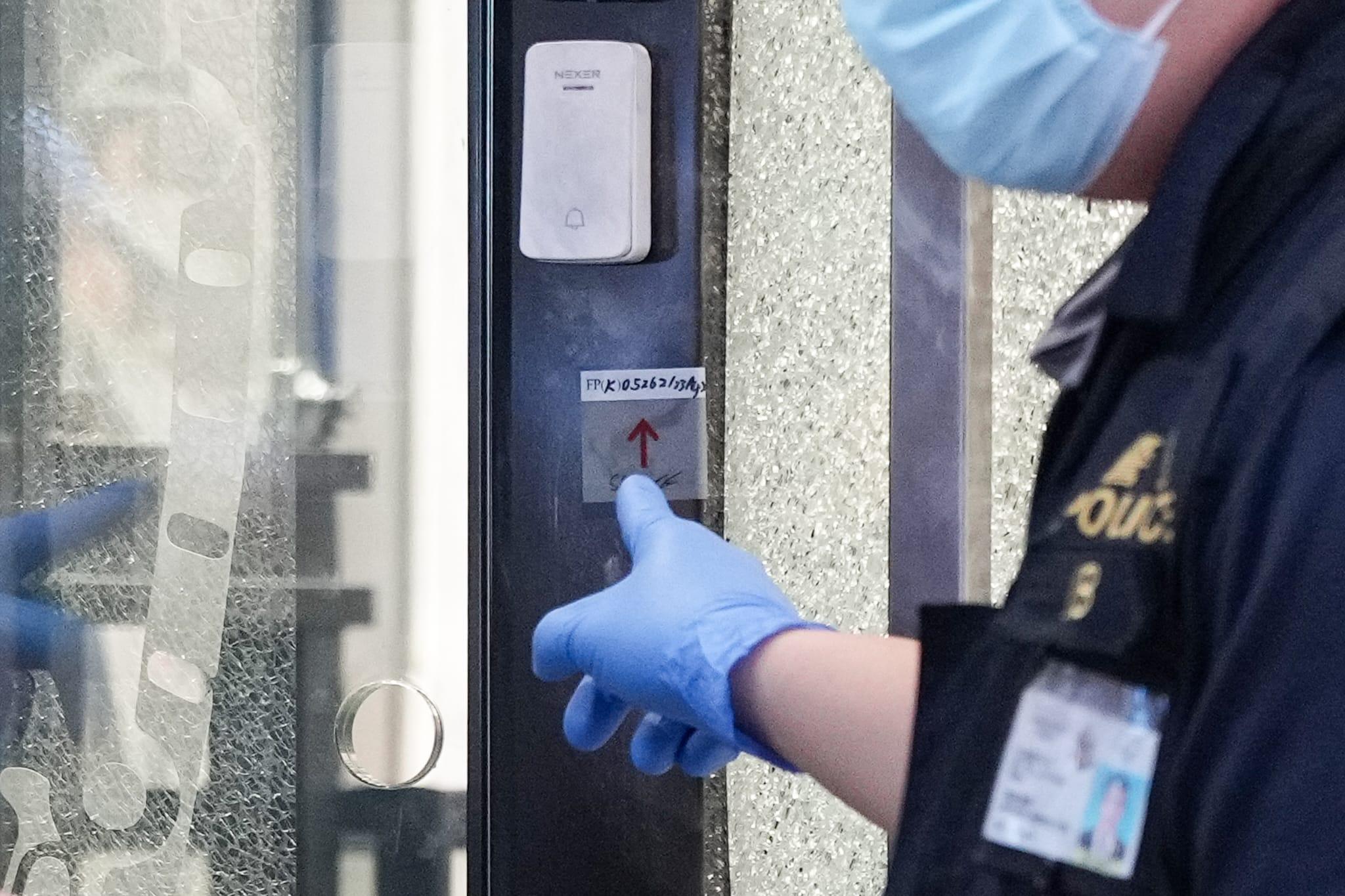 劫匪佯裝客人按門鈴進入珠寶店,警方於現場套取指紋