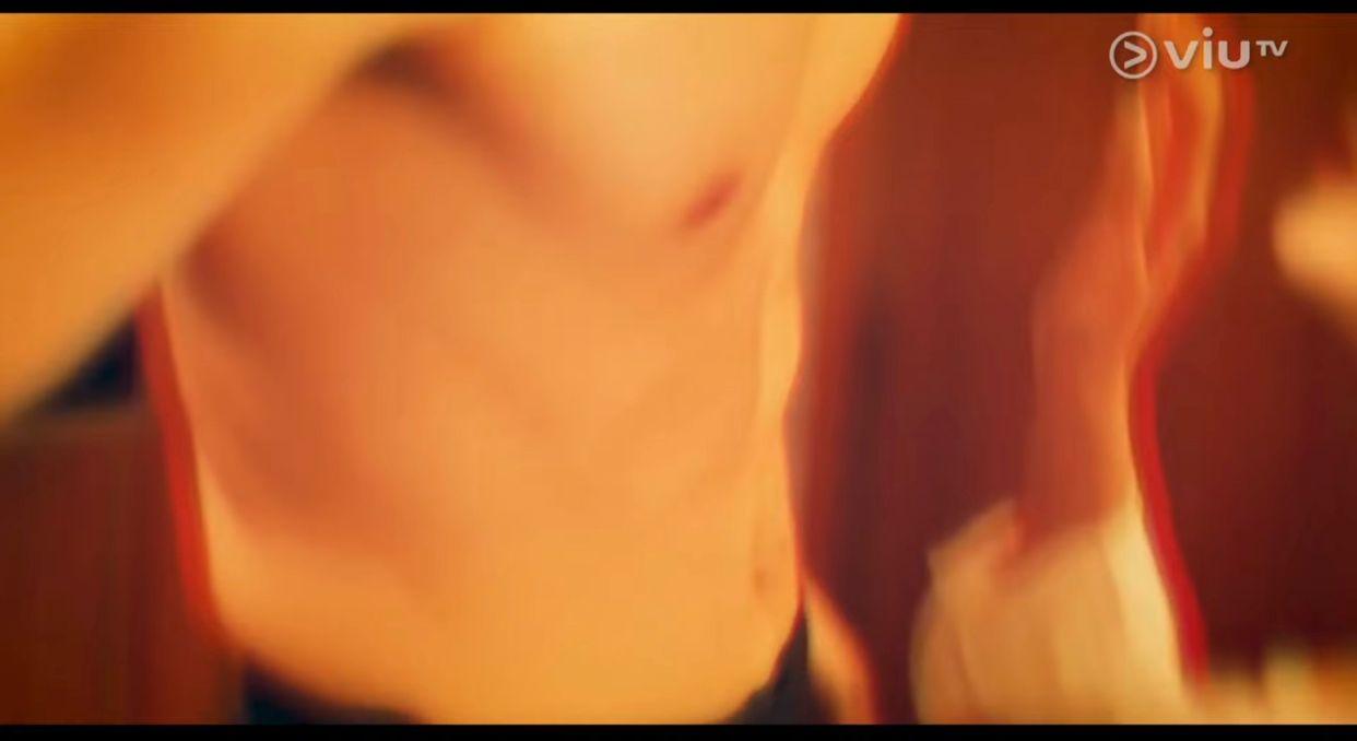 Edan赤膊上陣,鏡頭亦有特寫其胸肌及手臂。