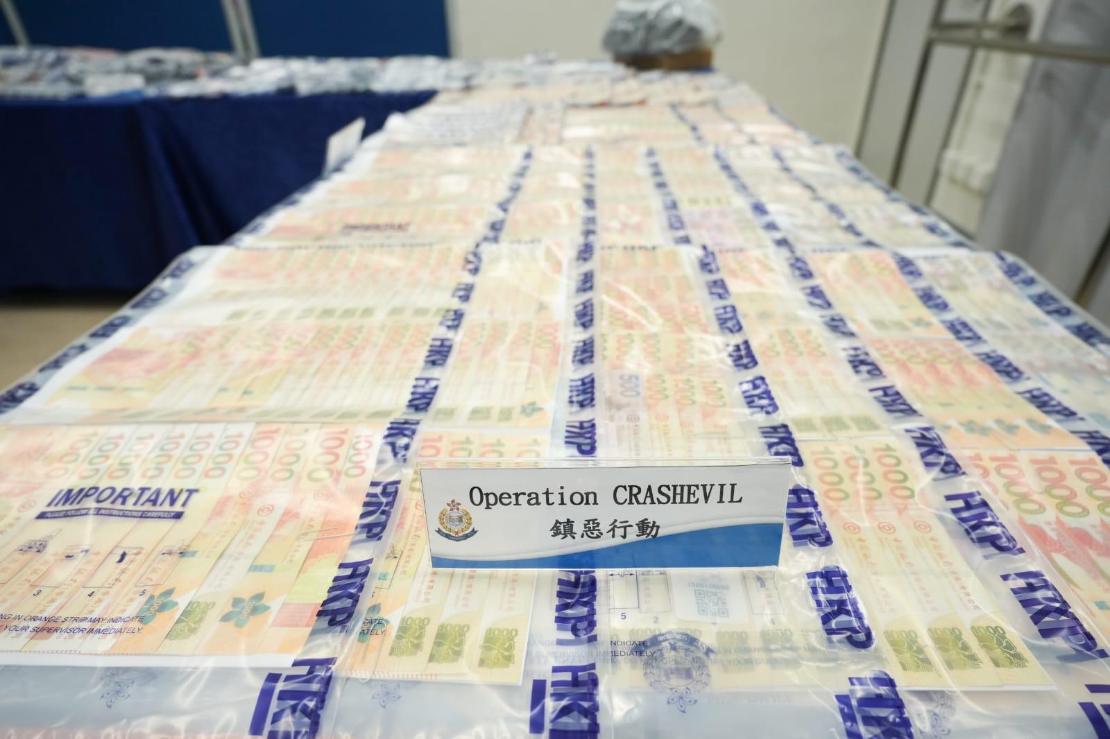 警方在行動中檢獲85萬元現金。(李睿哲攝)