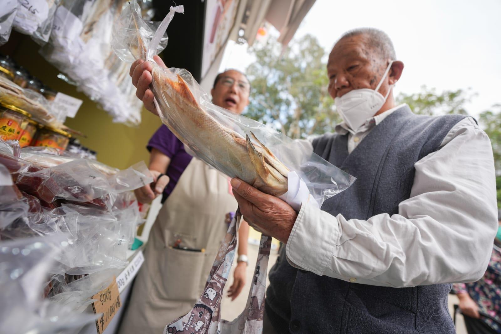 工展會2023|工展會復辦美食區,設有超過30個熟食攤位,並且首設酒精類飲品攤位。(李睿哲攝)