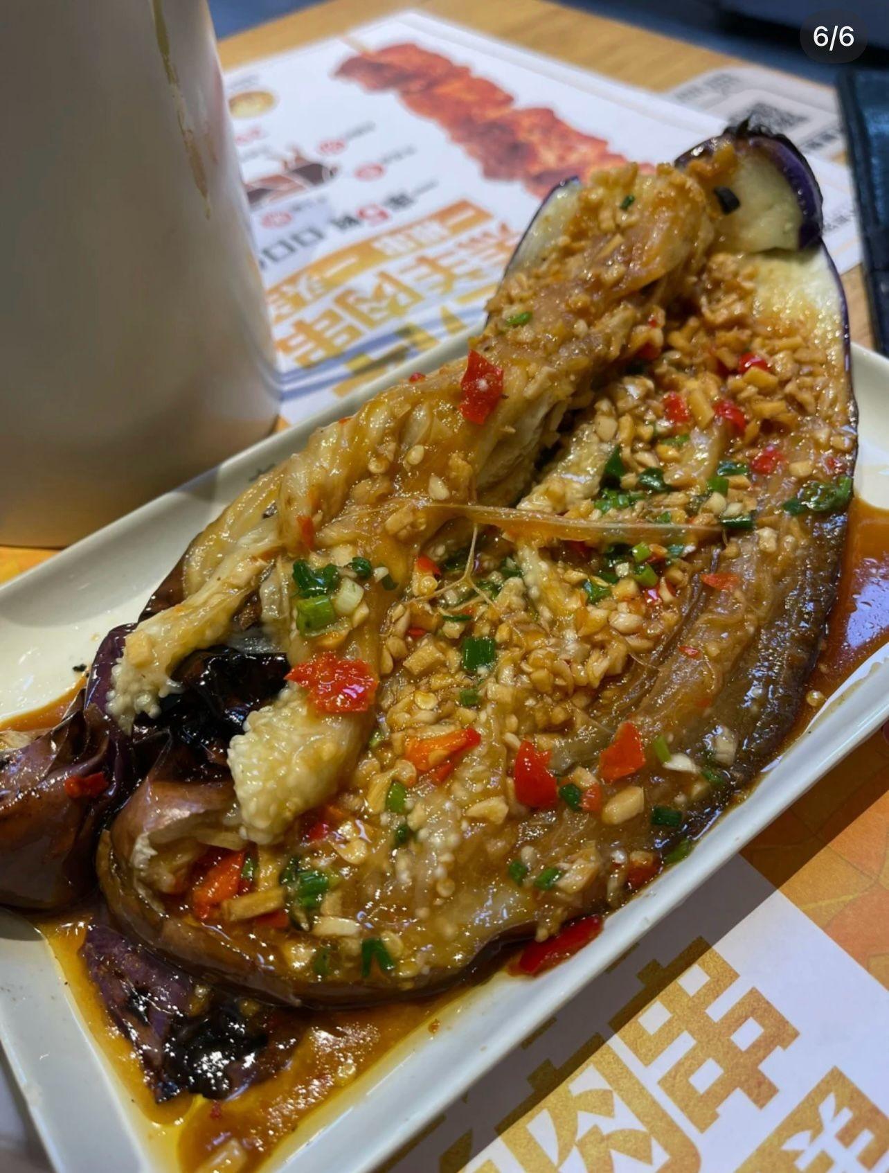 「木屋燒烤」在深圳超受歡迎,主打肉類和海鮮串燒,招牌包括烤生蠔、蜜汁雞翅、烈焰牛肉等。(小紅書圖片)