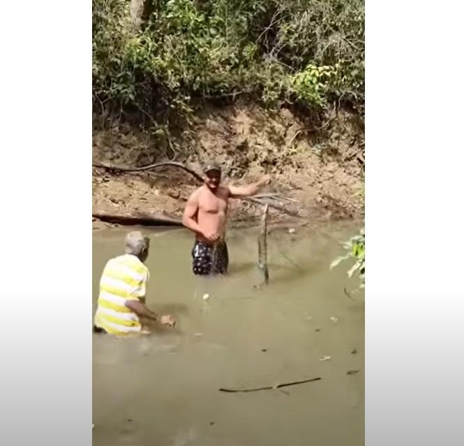 友人拿著魚網,席爾瓦上前。(互聯網)