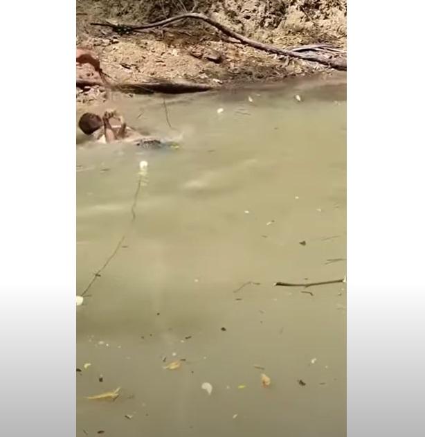 友人拿走電鰻。(互聯網)